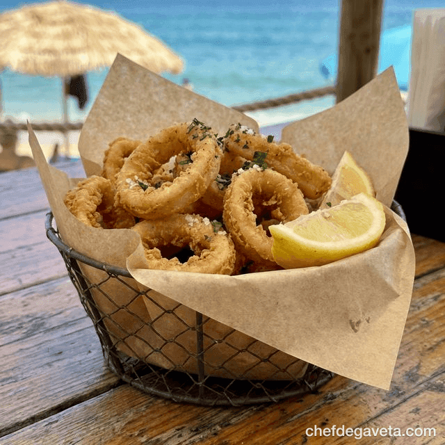 Lula à Dorê na Air Fryer, suculento em prato branco com limão — peixes e frutos do mar, festa